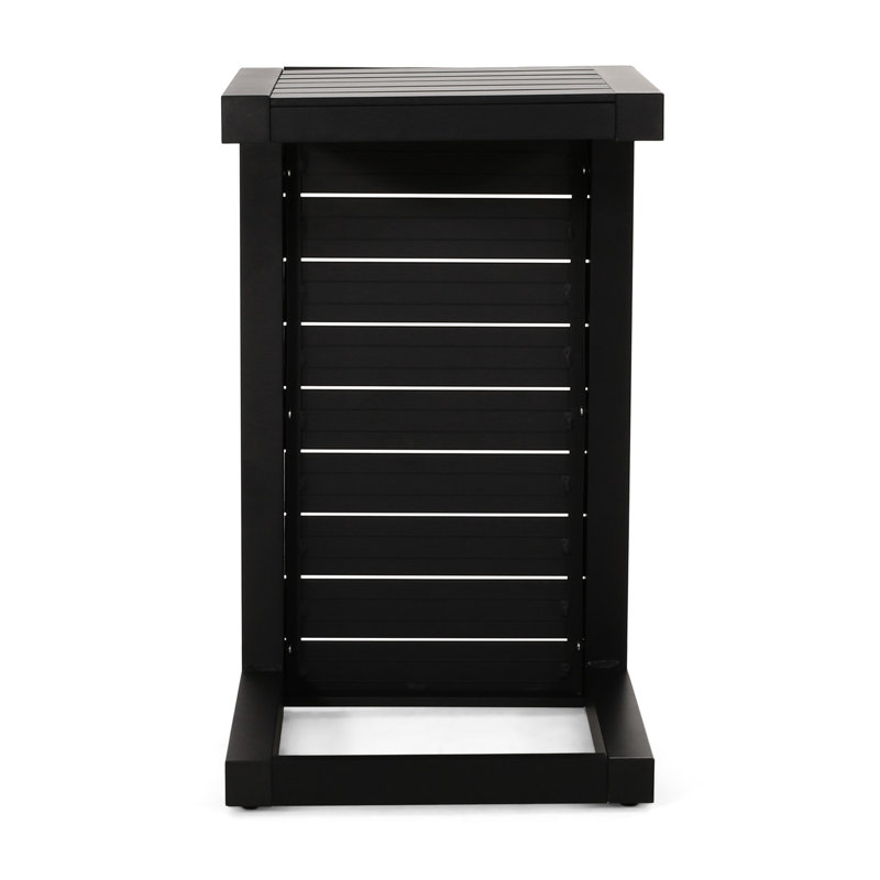 Table d'appoint d'extérieur avec surface moderne noir mat, texture