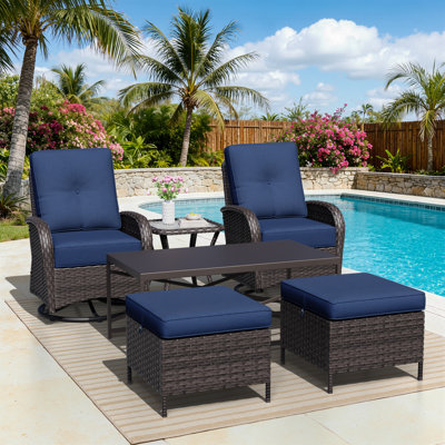 Ensemble de patio d'extérieur en osier pour 2 personnes avec chaises, repose-pieds, table d'appoint et coussins bleus