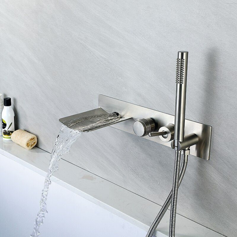 Single-lever basin faucet with polished brass finish and smooth water flow control