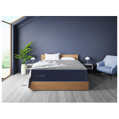 Très grand matelas en peluche bleu marine avec technologie de refroidissement TempaGel HealthRest par Restonic