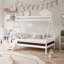 Lit plateforme simple avec structure triangulaire pour enfants-561440423