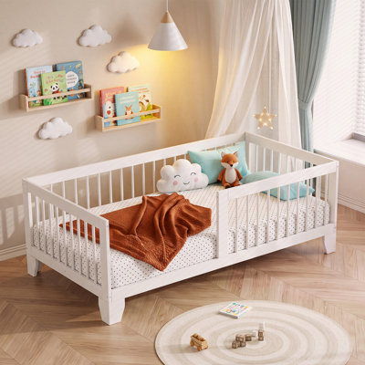 Lit simple au sol en bois massif blanc avec garde-corps - structure de lit pour enfants style Montessori