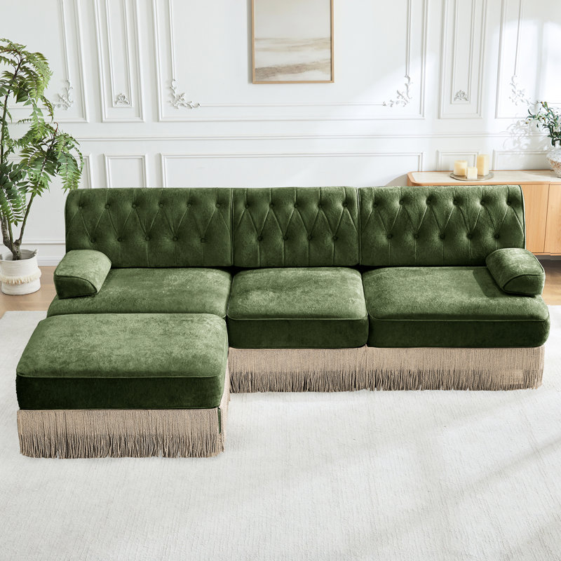 Canapé 3 places en velours avec boutons et base assortie pour une ambiance rétro. Jupe à franges ajustable d'inspiration française.