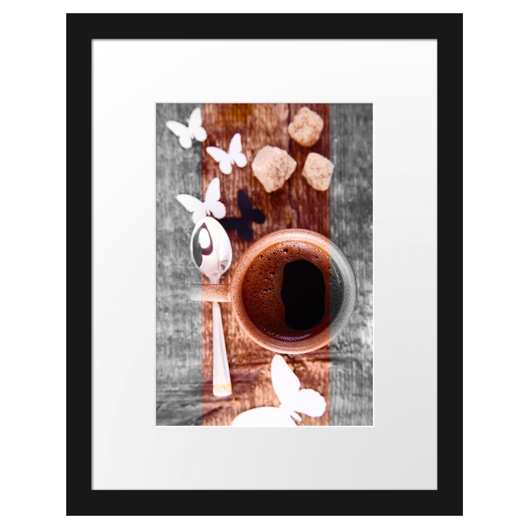 Gerahmtes Poster Kaffee mit Schmetterlingsdeko