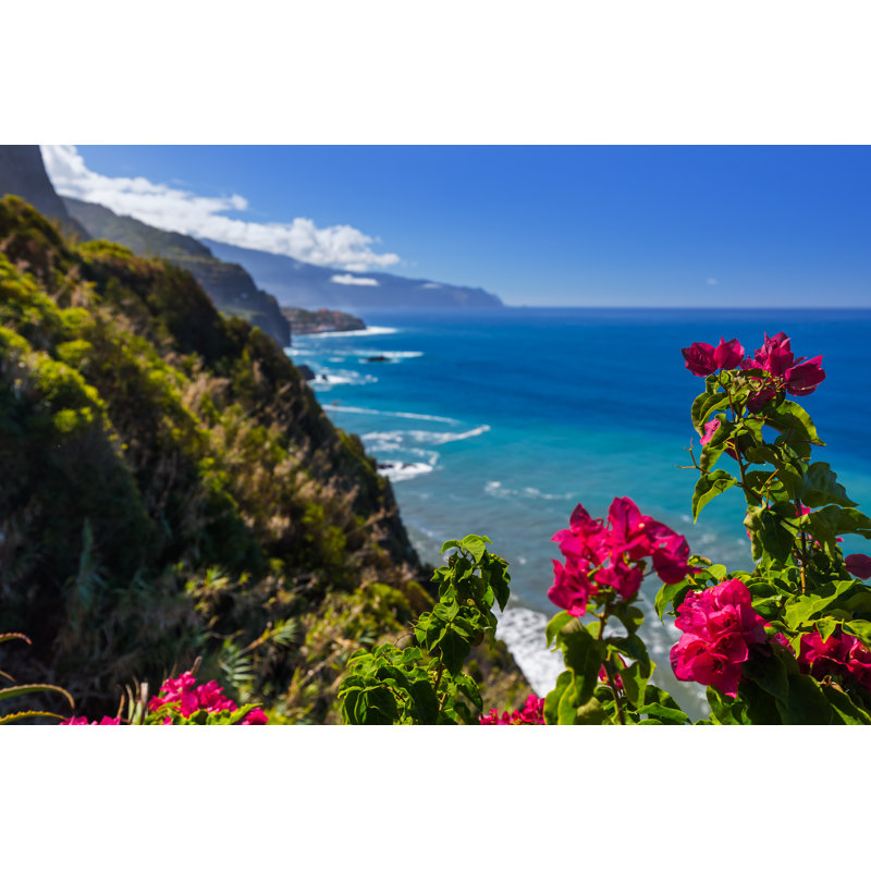 «Flowers on Coast» par Tpopova - photographie sur toile tendue, L 48 po x H 32 po