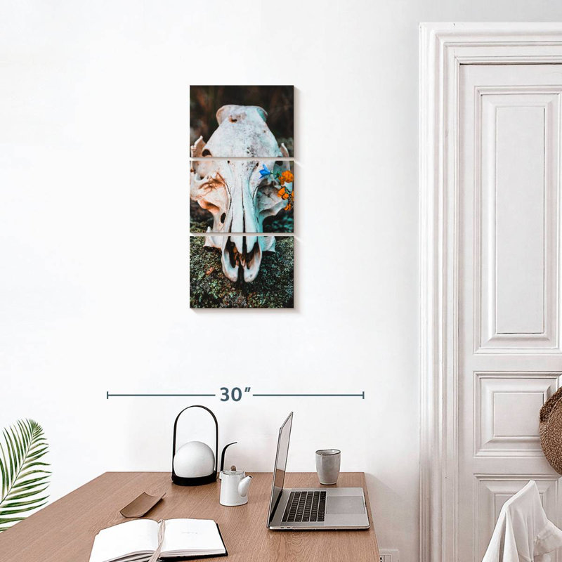 Crâne avec fleurs, H 27 po x l 12 po
