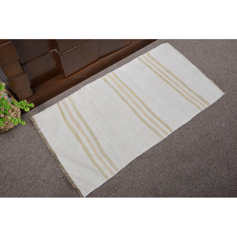 Tapis de porte turc rétro avec motif rayé beige classique offrant un accueil chaleureux