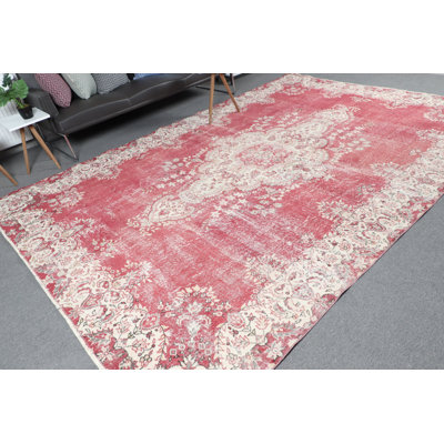 Grand tapis turc élégant avec un motif floral rouge et crème pour une pièce de décoration