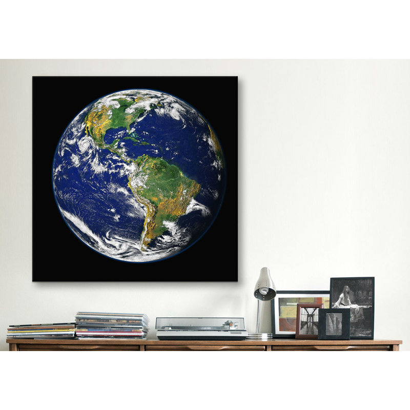 «The Marble from Apollo 17», impression sur toile, H 26 po x l 26 po x P 0,75 po