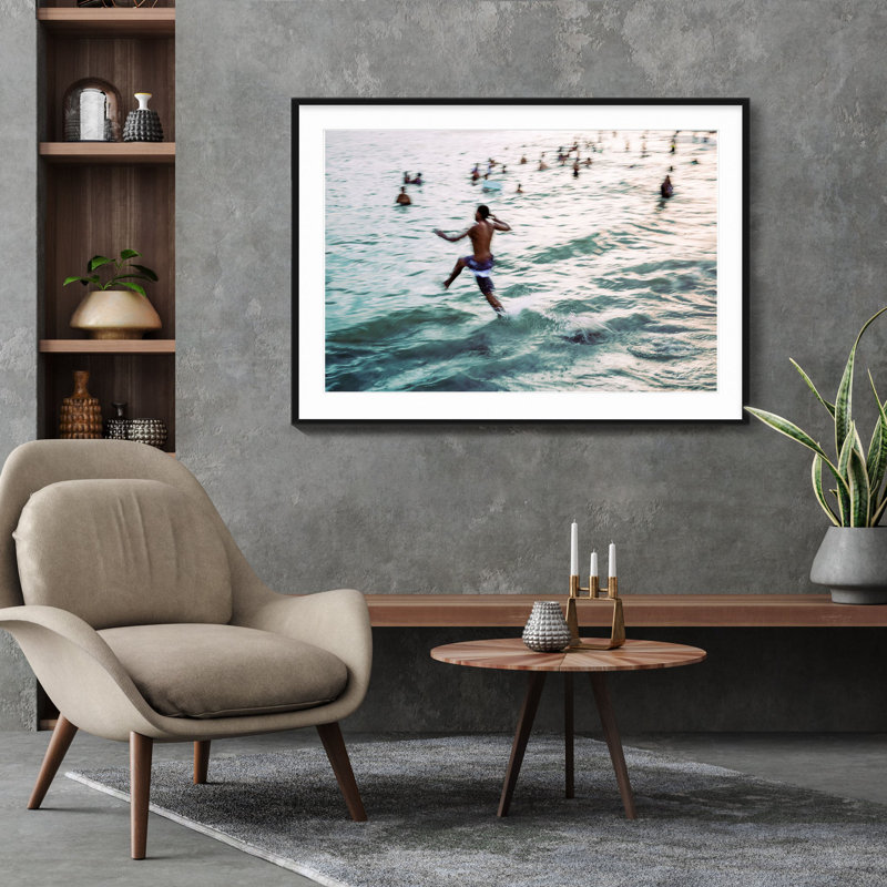 «Last Swim» - Photographie encadrée sur papier, H 28,5 po x l 40 po, Cadre noir