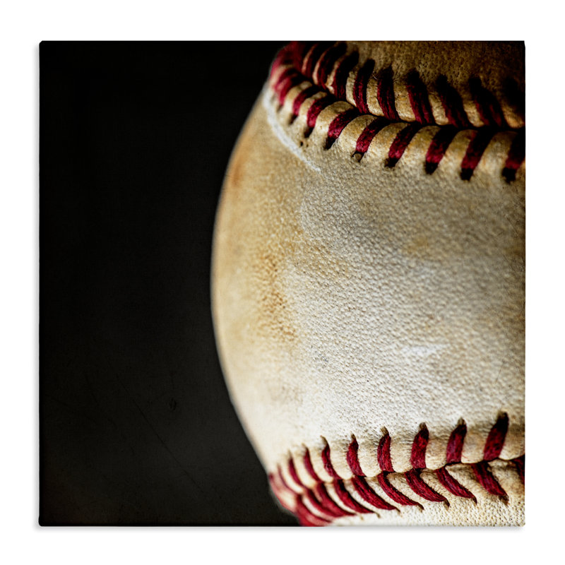 Baseball gros plan sur toile noire, design par Kim Allen, H 17 po x l 17 po