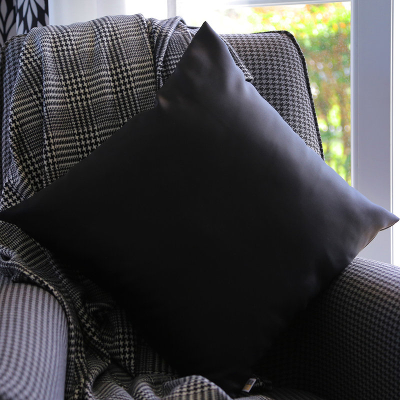 Housse et insert de coussin intérieur / extérieur carré 100% satin Dliyah, Noir