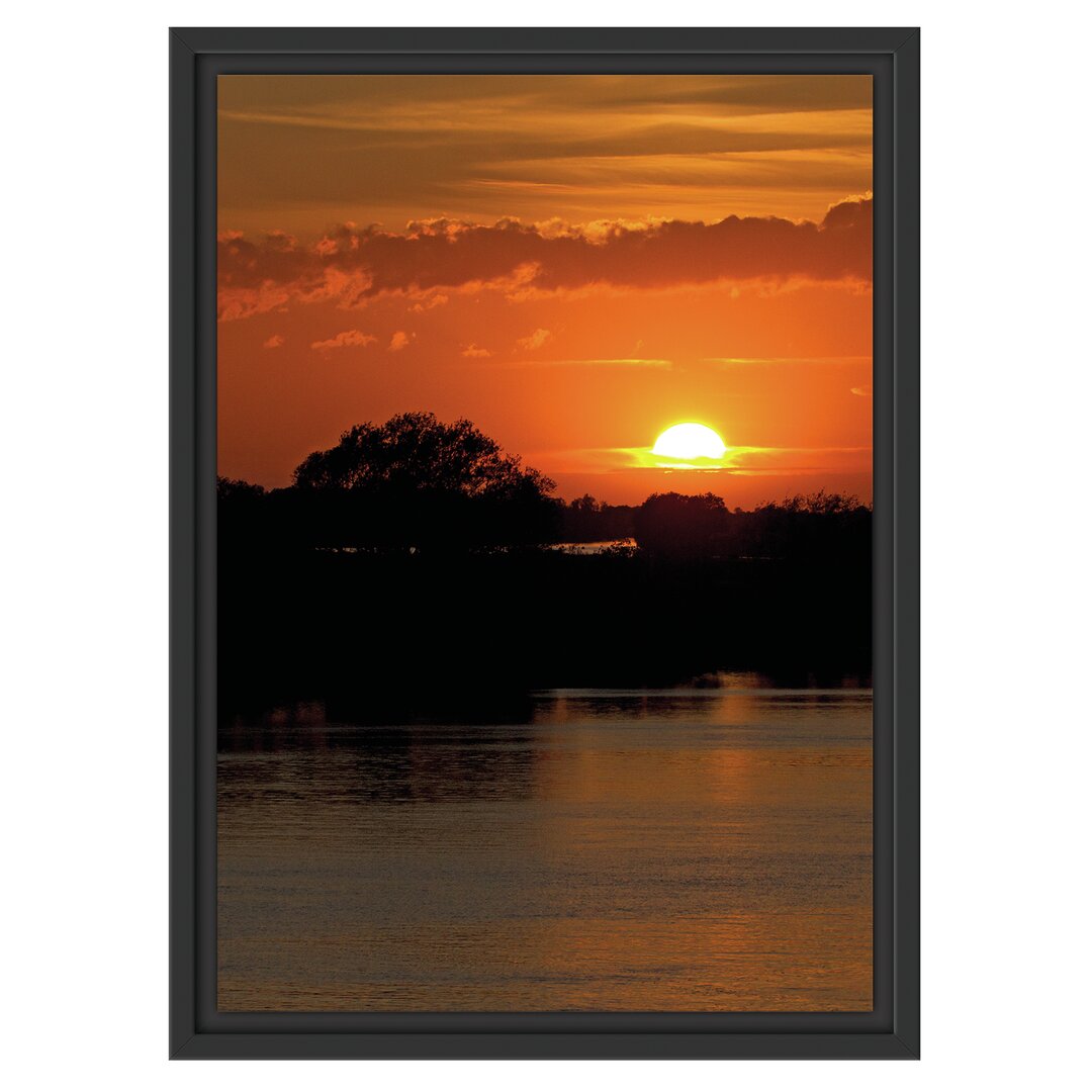 Gerahmtes Wandbild Sonnenuntergang über Fluss