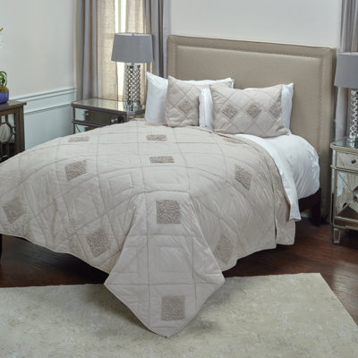 Eva Traditional Geometric Shapes Quilt