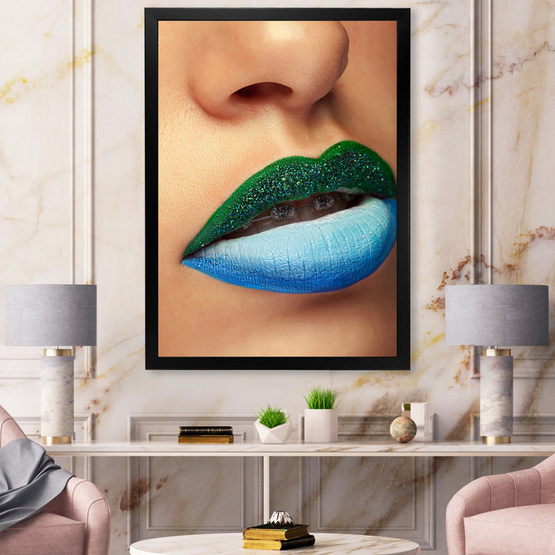 Gros plan sur les lèvres avec maquillage et supports tendance - Photographie sur toile, H 20 po x l 12 po x P 1,5 po