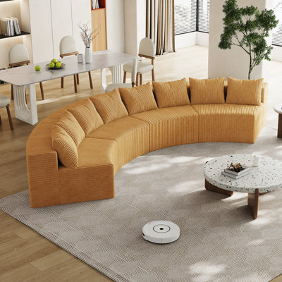 Canapé modulaire incurvé confortable avec plusieurs coussins, idéal pour diverses pièces