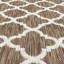 Tapis d'intérieur / extérieur à motif géométrique tissé à plat doré / crème Lavallée-1517731096