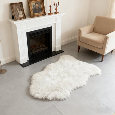 Tapis blanc moelleux en fausse peau de mouton
