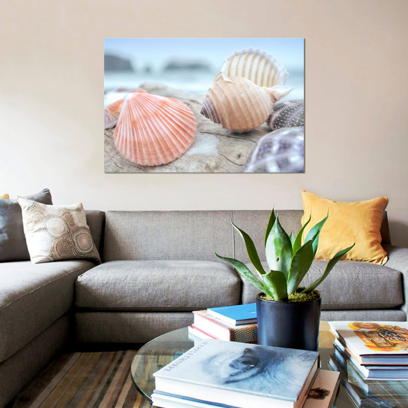 «Crescent Beach Shells X», estampe numérique sur toile tendue, H 26 po x l 40 po x P 1,5 po, Toile tendue