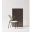 Simple salon moderne avec chaise de salle à manger à dossier-566792793