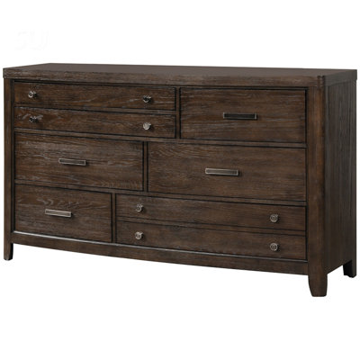 Commode brun antique avec tiroirs inférieurs doublés de cèdre pour un rangement amélioré et un attrait esthétique