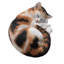 Statue de chat calicot endormi