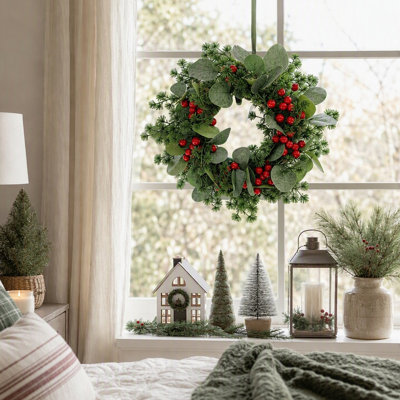 Mini couronne de Noël artificielle 12 pouces avec des accents de baies rouges et un feuillage persistant réaliste
