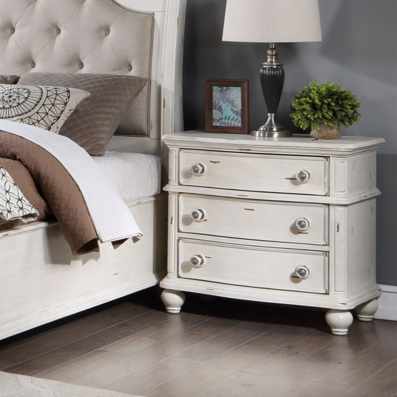 Table de chevet 3 tiroirs en peuplier au fini blanc antique