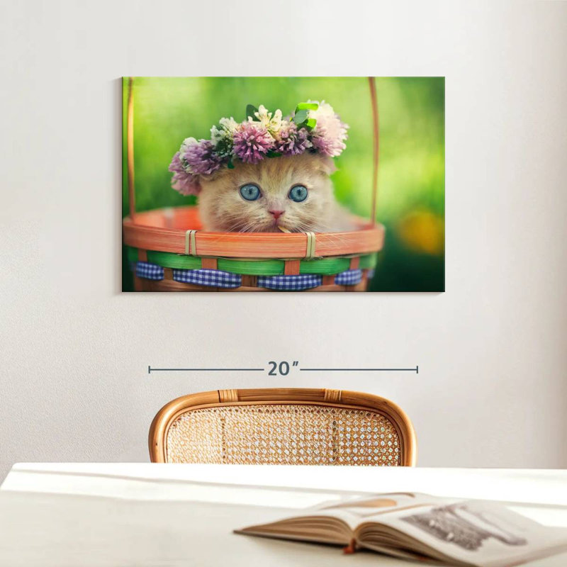 Brampt Garland Cat, 16" H x 24" W