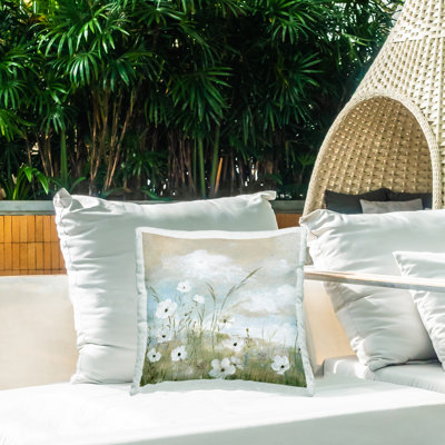 Coussin extérieur Clouds Beyond Meadow Design par Nan