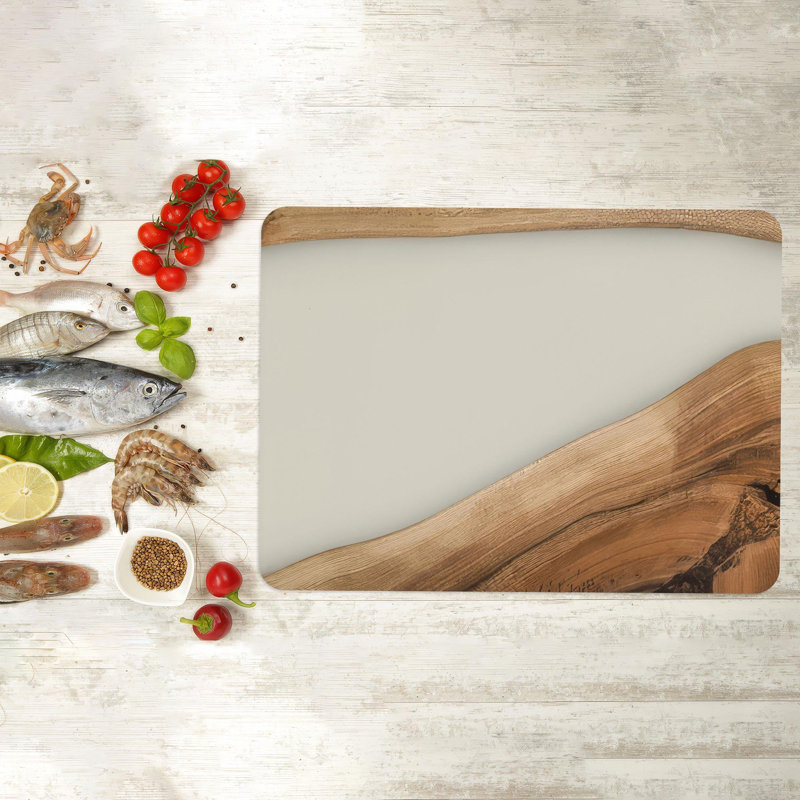 Conception moderne et artistique en résine et grain de bois sur un plateau de service en verre pour un décor de cuisine contemporain