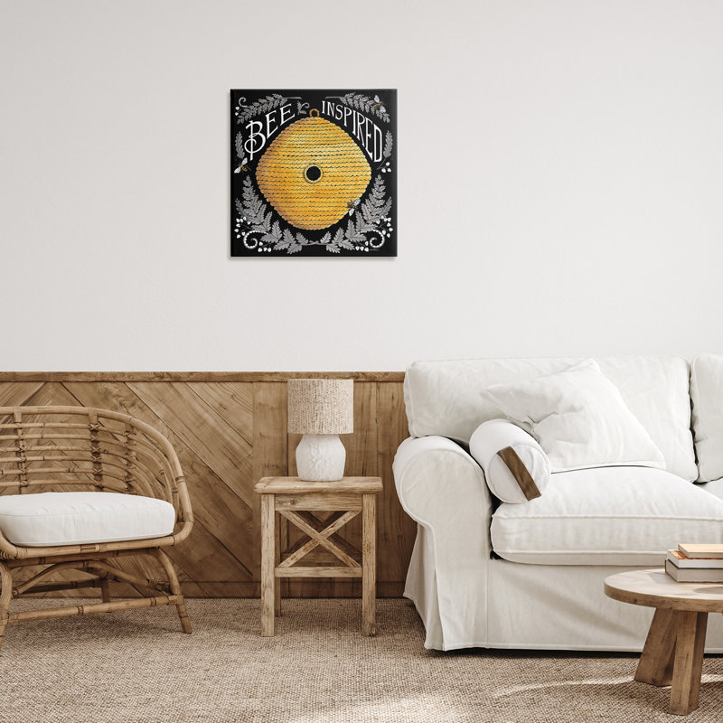"Bee Inspired with Hive", art mural par Deb Strain, H 24 po x l 24 po