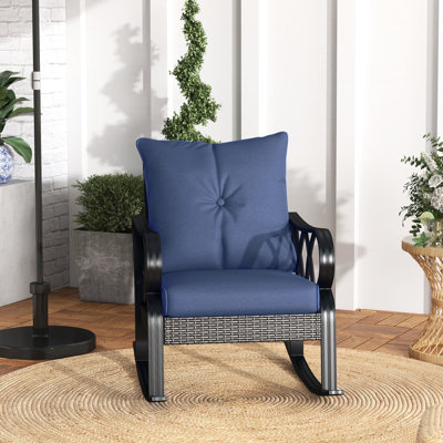 Chaise berçante en aluminium avec coussins rembourrés bleu marine. Accents pour un look élégant. Coussins de chaise berçante d'extérieur - Bleu marine. Base en métal élégante. Convient à un patio. L 36,5 po x P 27,34 po x H 35,5 po