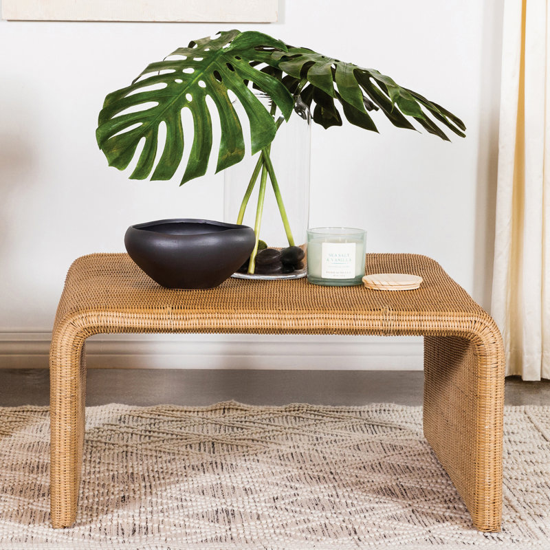 Table basse carrée en rotin tissé, finition naturelle avec structure en métal robuste et bords en cascade pour un cachet moderne Mid-Century