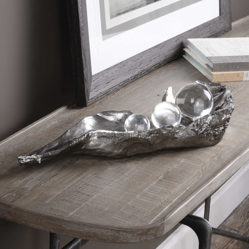Sculpture trois pois dans une gousse métallique