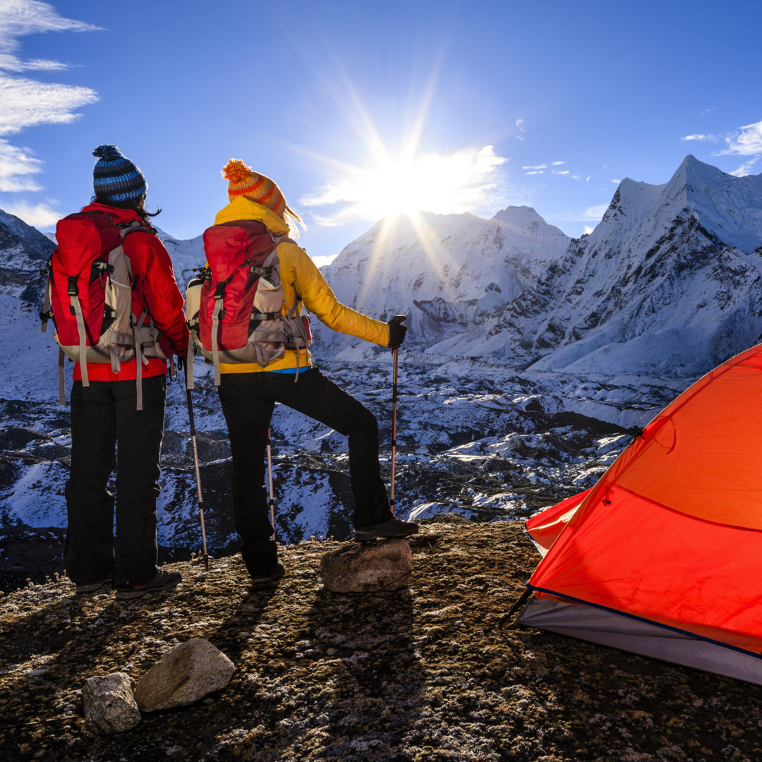 Frauen beobachten den Sonnenaufgang im Himalaya, Mount Everest National Park von Hadynyah - Kunstdrucke ohne Rahmen auf ...