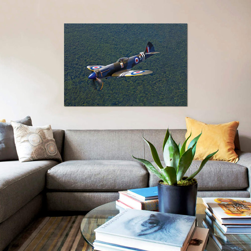 «A Supermine Spitfire Mk-18 in Flight», reproduction de photo sur toile, H 18 po x l 26 po x P 1,5 po, Toile avec cadre noir