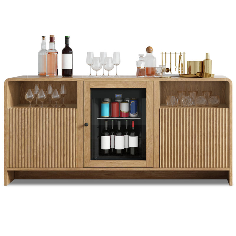 Armoire à café 60 po avec mini réfrigérateur intégré, buffet avec portes cannelées en forme d'ondes et tablettes réglables pour la cuisine, la salle à manger, chêne clair