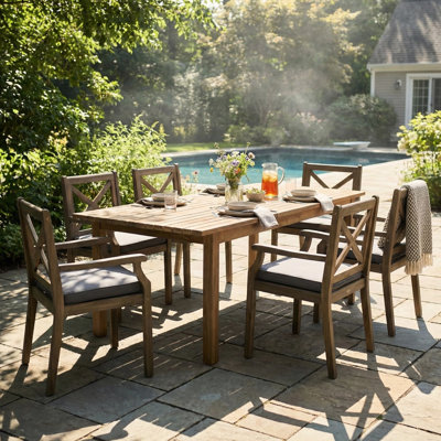 7 pièces en bois pour l'extérieur avec coussins gris, 6 chaises et une grande table pour la piscine. Matériau, assise confortable près de la piscine. Construction,