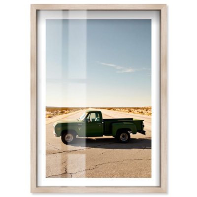 «Desert Green Truck Shadowbox», reproduction de photo par Notoriart, cadre blond, 16 x 24