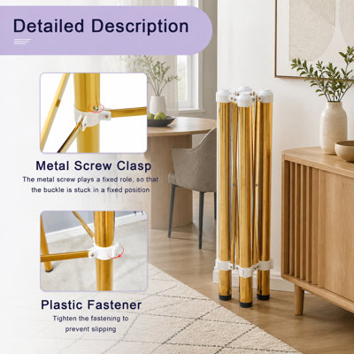 Élégante table ronde en verre transparent de 91 cm de diamètre, avec pattes en métal doré. Pieds télescopiques en métal, plateau circulaire en verre transparent, fixation par ventouses.