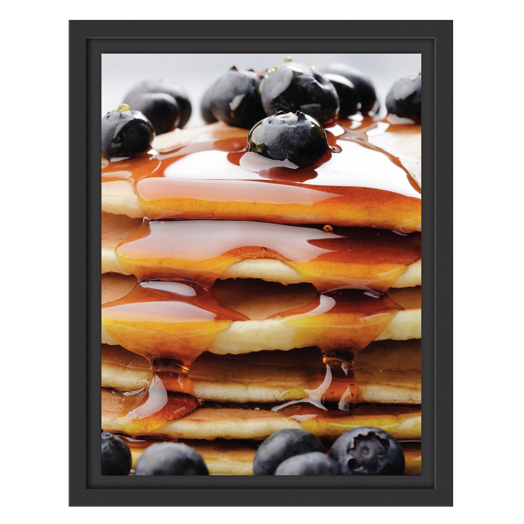 Gerahmtes Wandbild Pancakes mit Sirup und Blaubeeren