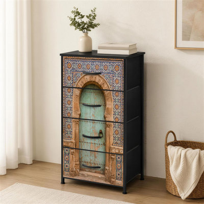 Commode à 4 tiroirs pour chambre à coucher à portes vertes de fantaisie Essawira au Maroc entourée de carreaux colorés Petite grande commode pour vêtements