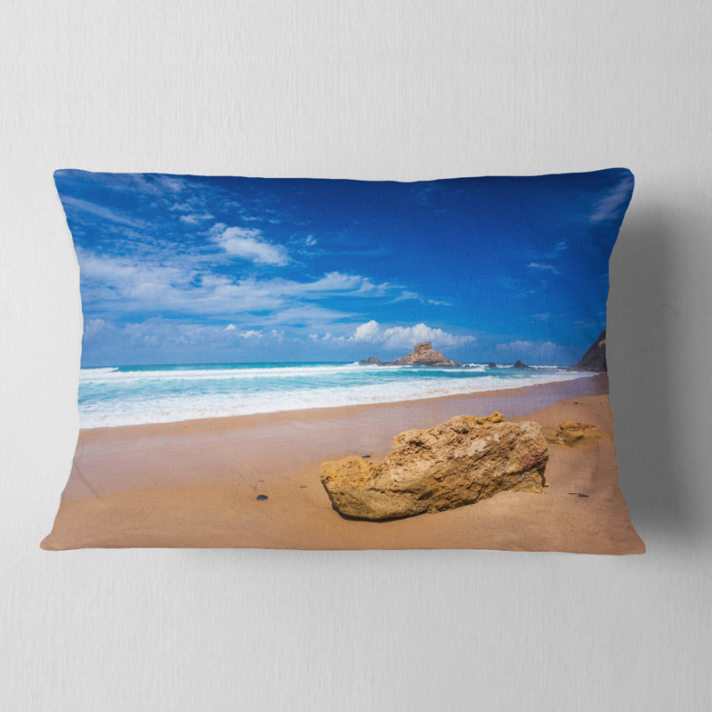 Huge Brown Rock in Atlantic Seashore - Coussin décoratif imprimé Sea & Shore, Rectangulaire, 12 po x 20 po