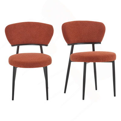 Élégant ensemble de chaises rembourrées, idéal pour les salles à manger modernes, offrant confort et durabilité pour les réunions de famille.