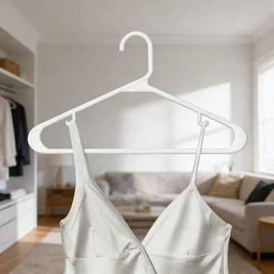 Paquet de 10 cintres en plastique blanc avec crochets intégrés, cintres durables pour économiser de l'espace pour les chemises, les manteaux, les robes et l'organisation de placard