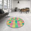 Tapis vert/jaune/rose à motifs Izaguirre-406835308