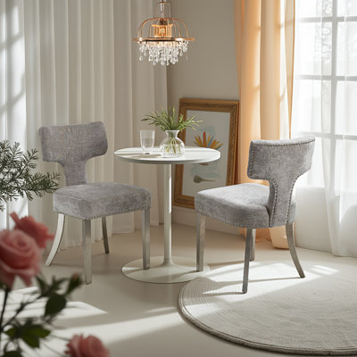 Ensemble de 2 chaises de salle à manger modernes Mid-Century grises - Chaises d'appoint rembourrées en chenille de ferme avec dossier incurvé (clous en cuivre), pieds en acier inoxydable brossé argenté pour la cuisine et le salon