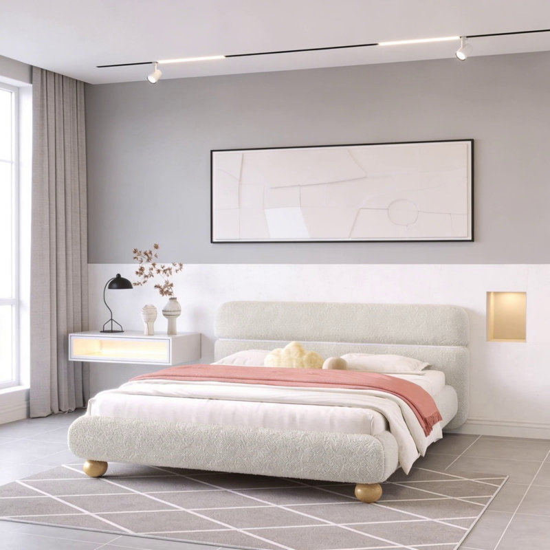 Lit contemporain tapissier à profil bas avec tissu en molleton Teddy et pieds ronds massifs au design courbé élégant