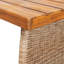 Table de salle à manger d'extérieur en bois brun avec une finition attrayante et un design à lattes idéal pour les réceptions.